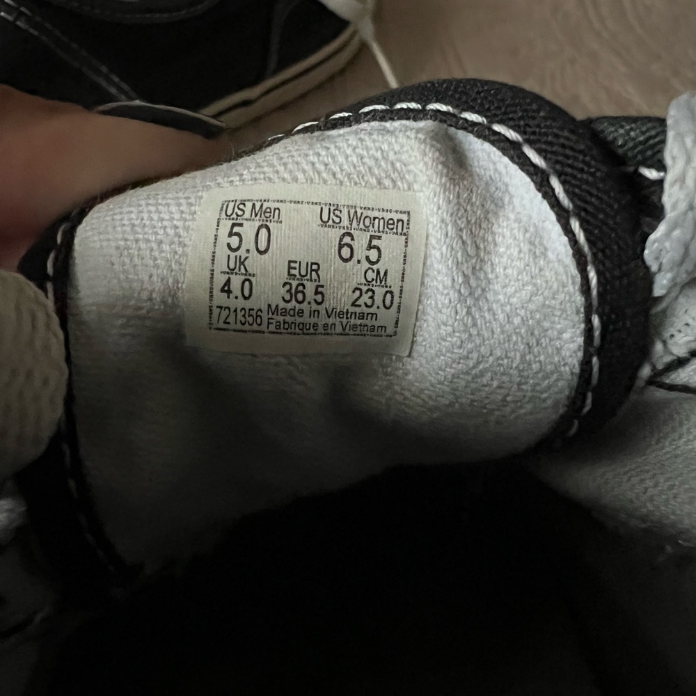 Vans - Picture 7 of 9